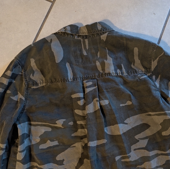 Express Green Camo Long Sleeve Button Down Shirt Size Small - Picture 7 of 10